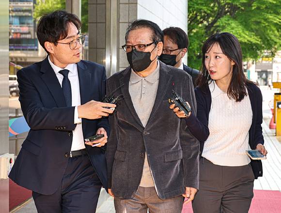 2018년 지방선거 공천헌금 의혹 혐의를 받는 '건진법사' 전성배 씨가 12일 서울 양천구 서울남부지법에서 열린 1심 두 번째 공판에 출석하고 있다. 2025.5.12 [사진=연합뉴스]