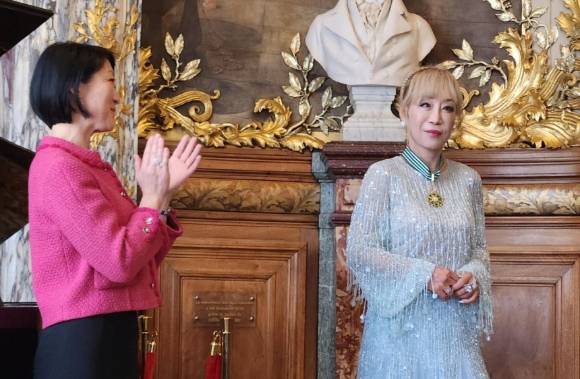 소프라노 조수미가 26일(현지시간) 프랑스 파리 오페라 코미크에서 플뢰르 펠르랭(좌) 전 프랑스 문화부 장관에게 최고 등급의 문화예술공로훈장을 받았다. [사진=연합뉴스]