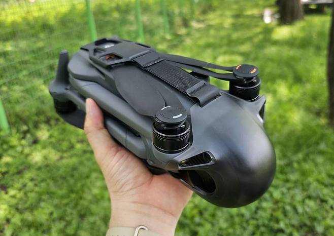 기체 암을 접고 보관 커버를 씌우면 크기가 확 줄어들어 손쉽게 운반 가능 / 출처=IT동아