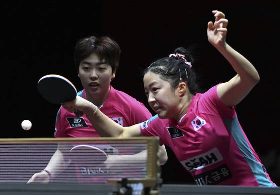 유한나(왼쪽)와 처음 짝을 이뤄 출전한 탁구 세계선수권대회 여자복식 4강전에서 소피아-쇠츠 조를 상대하는 신유빈. 여자복식과 혼합복식에서 동메달을 목에 걸었다. [신화=연합뉴스]
