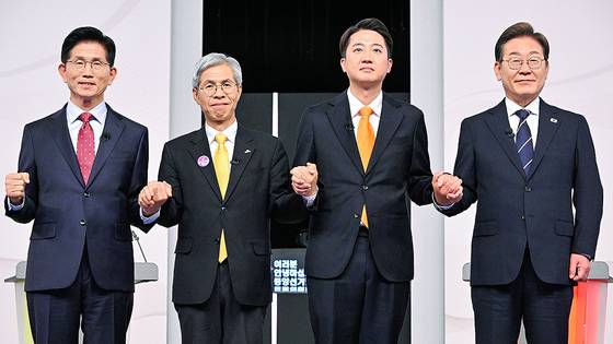 이재명 더불어민주당, 이준석 개혁신당, 권영국 민주노동당, 김문수 국민의힘 대선 후보(오른쪽 부터)가 중앙선거방송토론위원회 주관 제21대 대선 1차 후보자 토론회에서 기념 촬영을 하고 있다. 국회사진기자단