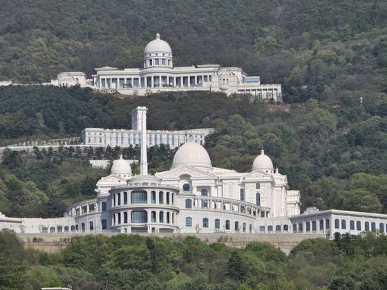 경기 가평군 설악면 미사리로 324의275 천정궁과 324의260 천원궁 모습. 천정궁은 세계평화통일가정연합 한학자 총재가 거주하는 곳으로 알려진 곳이다. 손성배 기자