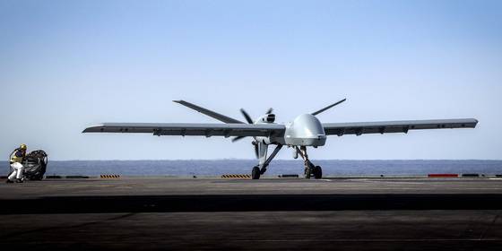 HMS 프린스 오브 웨일스 갑판에서 이함 준비 중인 모하비 드론. 영국 해군