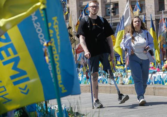 우크라이나 키이우의 독립기념 광장에서 상이군인이 거리를 걷고 있다. EPA=연합뉴스