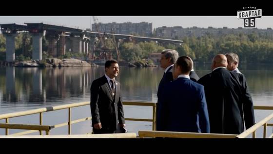 영화판 국민의 일꾼(인민의 종)에 등장한 볼로디미르 젤렌스키 우크라이나 대통령(왼쪽)과 올렉산드르 트레트야첸코(왼쪽 두번째) 동영상 캡처