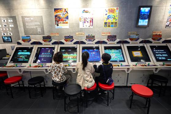 이성빈(경기도 산의초 5)·정서우(서울 고명초 5)·최수혁(서울 위례초 5·왼쪽부터) 학생기자가 서울 구로구에 있는 넷마블게임박물관에 방문해 국내 게임산업의 경쟁력에 대해 알아봤다.