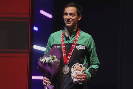 휴고 칼데라노가 25일 끝난 ITTF 세계선수권 결승전에서 은메달을 차지하고 환하게 웃고 있다. AP=연합뉴스