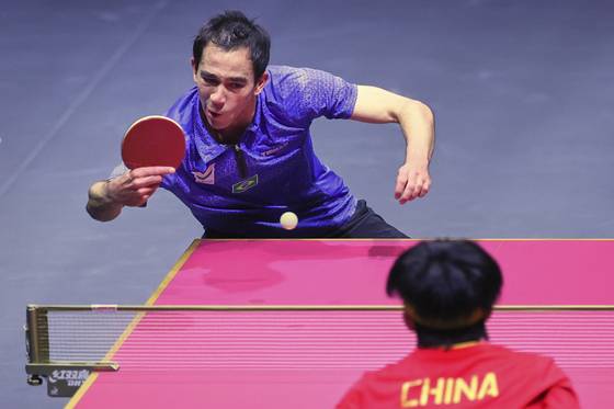 휴고 칼데라노(뒤)와 왕추친이 25일 ITTF 세계선수권 결승전에서 맞붙고 있다. AP=연합뉴스