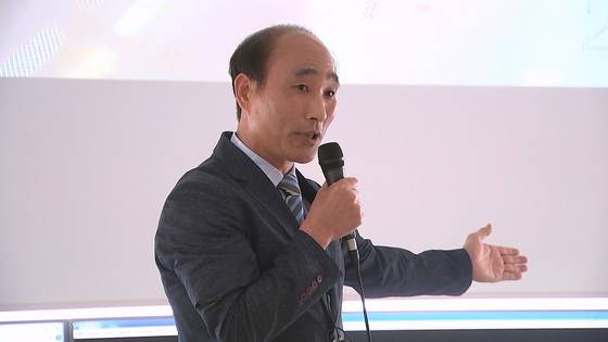2023년 5월 30일?충남 태안군 안흥종합시험센터에서 L-SAM의 4차 요격 시험 당시 이진익 원장이 브리핑하고 있다.  KFN TV 캡처