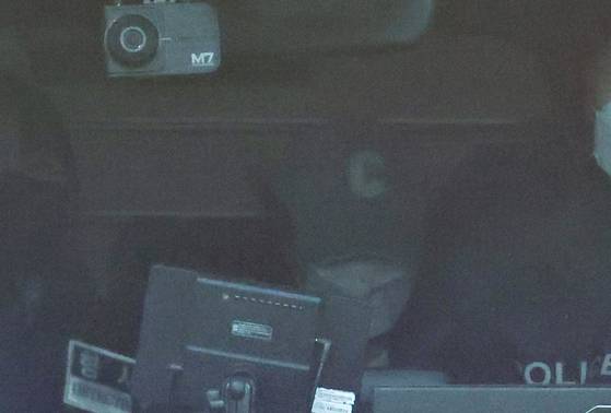 지난 3월 7일 오후 대전서부경찰서에서 첫 대면조사를 마친 대전 초등생 살해 교사 명모(40대) 씨를 태운 경찰 승합차가 유치장으로 이동하기 위해 경찰서를 나서고 있다. 차 안에는 하늘색 모자를 쓰고 마스크를 낀 명씨가 타고 있다. 연합뉴스