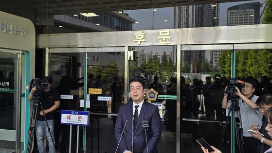 초등학생을 살해한 혐의로 기소된 명재완에 대한 첫 공판이 열린 26일 김하늘양 유족 측 변호인인 김상남 변호사가 입장을 밝히고 있다. 신진호 기자