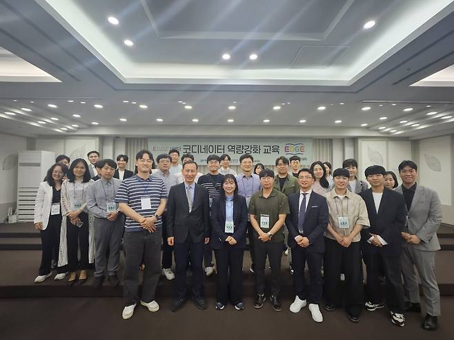 ▲고우넷 주관 ‘찾아가는 학교컨설팅’ 행사에 사업 관계자들이 단체 사진을 찍고 있다