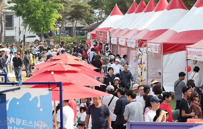 많은 인파가 몰린 2025괴산빨간맛페스티벌