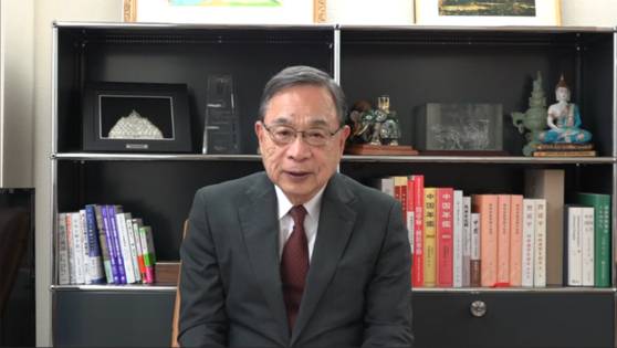 영상을 통해 기조연설 중인 미야모토 유지 전 주중 일본대사. 중국 외문국