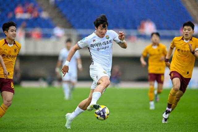 ▲ 25일 광주월드컵경기장에서 열린 하나은행 K리그1 2025 15라운드 광주FC와의 원정 경기에서 강원 김경민이 드리블 돌파를 시도하고 있다.  강원FC 제공