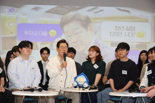 ▲ 더불어민주당 이재명 대선 후보가 26일 경기 수원시 영통구 아주대학교 혁신공유라운지에서 청년 정책을 논의하기 위해 대학생들과 간담회를 하고 있다. 2025.5.26 [공동취재]