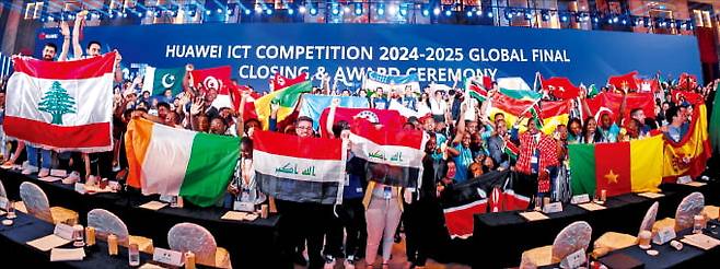 지난 24일 중국 광둥성 선전﻿에서 제9회 화웨이 정보통신기술(ICT) 경진대회 글로벌 결승전이 열렸다. 100여 개국의 대학생 21만여 명이 ICT와 관련해 혁신 아이디어 경쟁을 펼쳤다. ﻿ 화웨이 제공