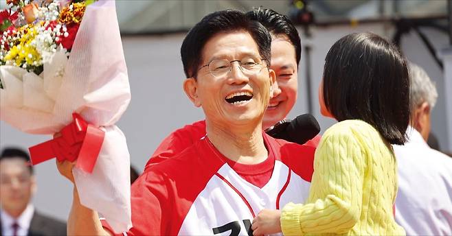 < 아이 안고 활짝 웃는 金 > 김문수 국민의힘 대선 후보가 25일 충남 보령 대천역 광장 유세 중 아이를 품에 안고 활짝 웃고 있다.  뉴스1