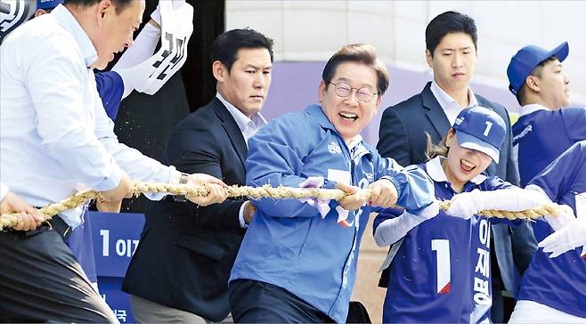 < 李 ‘기득권과 줄다리기’ > 이재명 더불어민주당 대선 후보가 25일 충남 당진전통시장 유세에서 ‘국민편 대 기득권편 줄다리기’ 퍼포먼스를 펼치고 있다.  연합뉴스