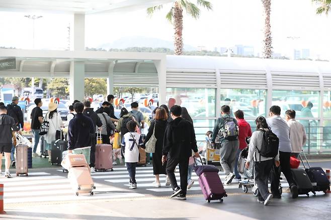 제주국제공항에 도착한 관광객들이 렌터카 하우스로 이동하고 있다. 사진=뉴스1