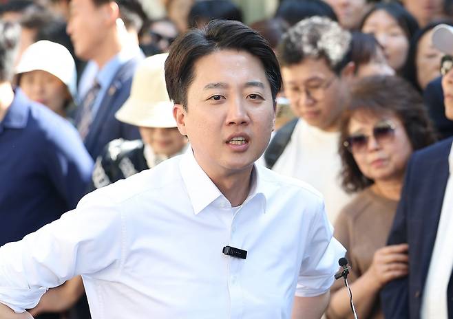 개혁신당 이준석 대선후보가 25일 서울 종로구 종묘 인근 서순라길에서 유세 시작 전 발언하고 있다./사진=연합뉴스