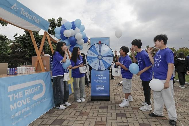 난빛축제에 참여한 나우리 중등연합 학생들이 테트라팩 다트룰렛 이벤트에 참여하고 있다.
