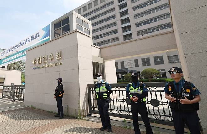 전국법관대표회의 임시회의가 열린 26일 경기 고양시 사법연수원에서 경찰이 경계 근무를 서고 있다. 25.5.26 / 사진=이솔 기자