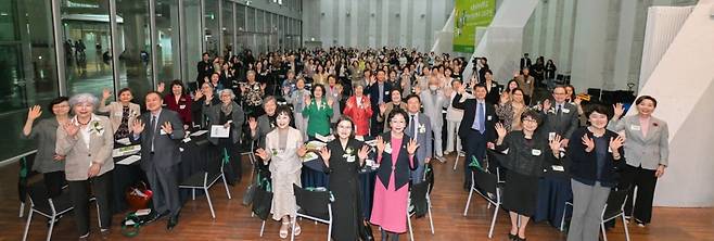 이화여자대학교 영어영문학부가 설립 100주년을 맞아 지난 23일 교내 ECC 이삼봉홀 및 컨퍼런스홀에서 100주년 기념행사를 성공적으로 개최했다. 내외 귀빈, 교수진, 재학생, 동문 등 650여 명이 참석한 이번 행사는 기념식, 미래비전 포럼, 홈커밍 행사로 구성됐다. 특히 교수와 동문들의 자발적 참여로 약 12억원 규모의 발전기금이 조성되며 인공지능(AI) 융합 인재 양성이라는 새로운 100년 비전에 대한 강한 결속력을 보여줬다. 이화여대 제공