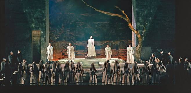 예술의전당이 제작해 지난 25일 초연한 창작 오페라 ‘물의 정령’ 중 한 장면.   예술의전당 제공