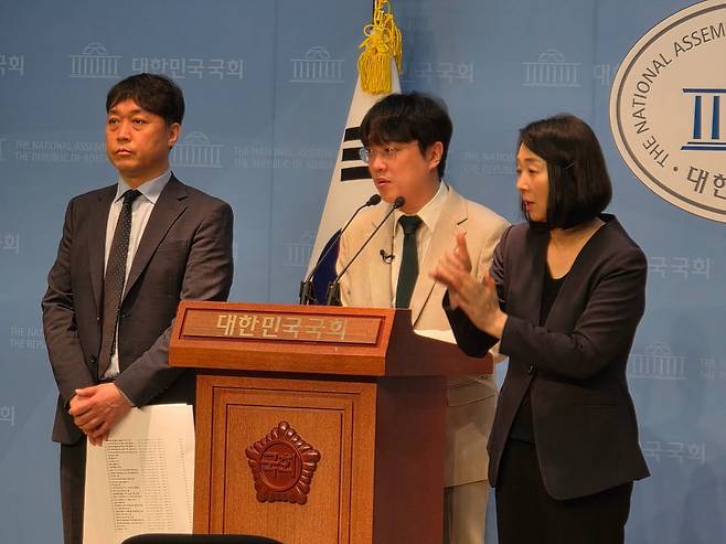 백광현 전 민주당 권리당원(가운데)이 국회 소통관에서 기자회견을 하는 모습. / 사진=이광식 기자