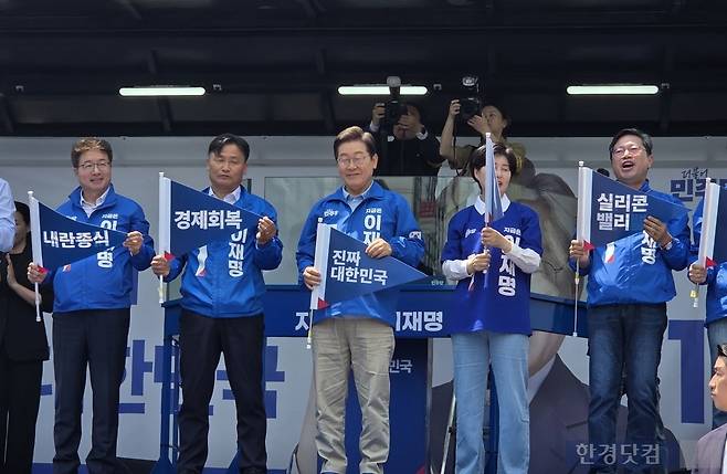 26일 오후 1시 이재명 더불어민주당 대선 후보가 경기 수원시 수원영동시장에서 진행된 선거 유세 현장에 도착해 민주당 관계자들과 연단 위에 오른 모습. /사진=이민형 기자