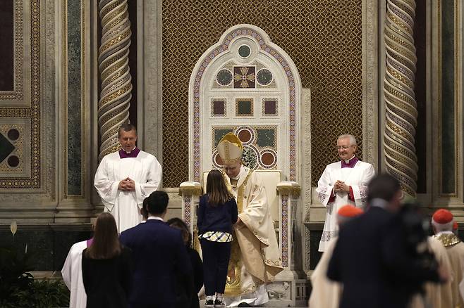 25일(현지시간) 교황 레오 14세가 산 조반니 인 라테라노 대성전에서 미사를 집전하고 로마 주교로서의 역할을 공식화했다. AP연합뉴스