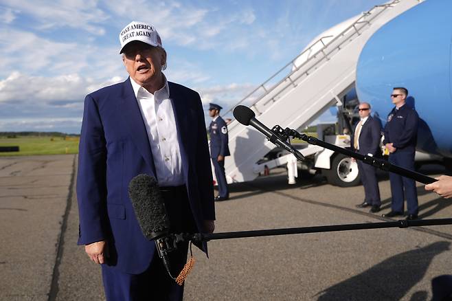 도널드 트럼프 미국 대통령이 25일(현지시간) 뉴저지주에 있는 자신의 골프장에서 주말을 보낸 뒤 백악관으로 복귀하기 앞서 기자들의 질문에 답하고 있다. AP연합뉴스
