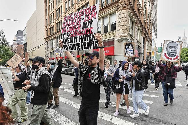 조지 플로이드 사망 5주기인 25일 미국 뉴욕에서 시위대가 행진하고 있다. AP연합뉴스