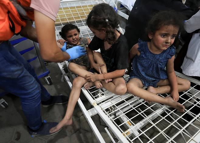 26일(현지시간) 가자지구의 알 아흘리 병원에서 이스라엘 공습으로 다친 팔레스타인 아이들이 치료를 받고 있다. 로이터연합뉴스