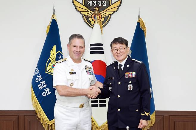 26일 김용진 해양경찰청장이 후안 리까르도 로소 오브레곤 콜롬비아 해군 참모총장을 맞이하고 있다. 해양경찰청 제공