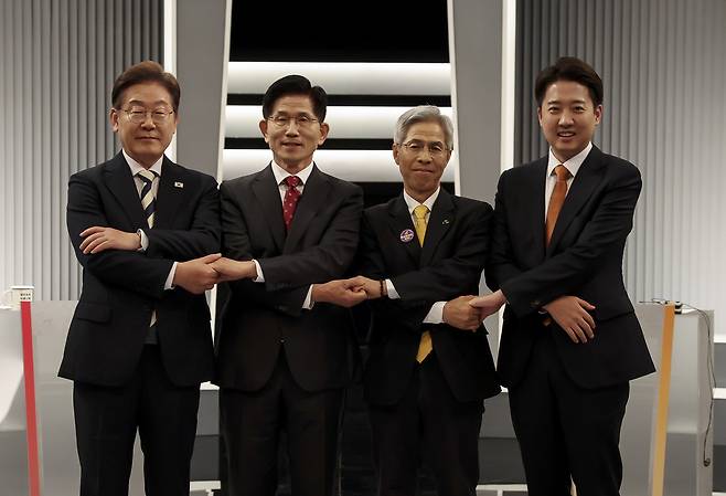 23일 서울 영등포구 여의도 KBS 스튜디오에서 열린 중앙선거방송토론위원회 주관 제21대 대통령선거 후보자 토론회에 앞서 더불어민주당 이재명(왼쪽부터), 국민의힘 김문수, 민주노동당 권영국, 개혁신당 이준석 대선후보가 기념촬영을 하고 있다. 국회사진기자단