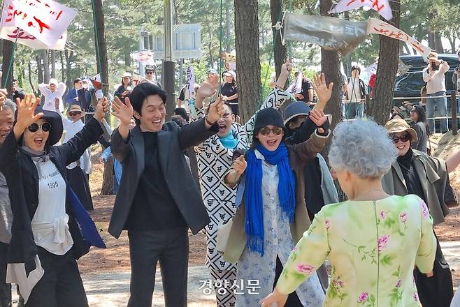 배우 박정자가 25일 강원도 강릉 순포해변에서 조문을 온 사람들과 인사를 나누고 있다. 서현희 기자