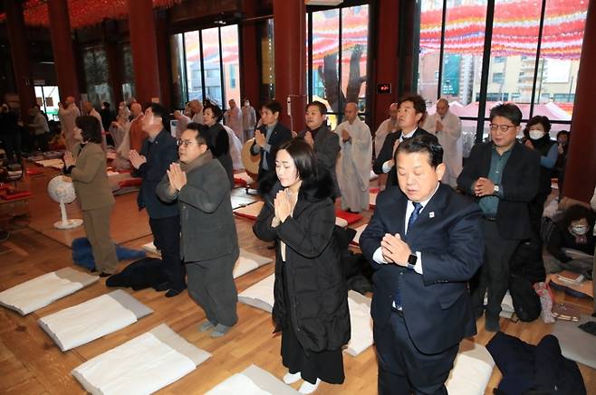 Democratic Party lawmakers perform 108 bows at Jogyesa Temple in Seoul on March 4, calling for the ouster of President Yoon Suk Yeol over his Dec. 3 martial law declaration. (Yonhap)