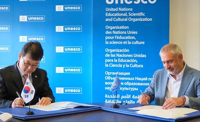 Choi Eung-chon (left), the Korea Heritage Service administrator, and Ernesto Ottone Ramire, the UNESCO assistant director general for culture, sign an MOU on the UNESCO Intangible Cultural Heritage Fund in France on Friday. (Korea Heritage Service)