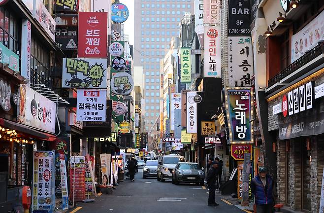 A street in Jongno District, central Seoul, full of restaurants [YONHAP]