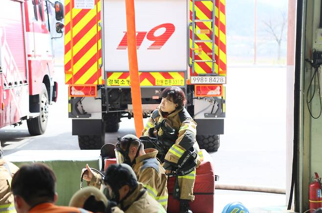 김난희 안동소방서장이 대원들과 함께 출동을 위해 대기하고 있다. 안동소방서 제공