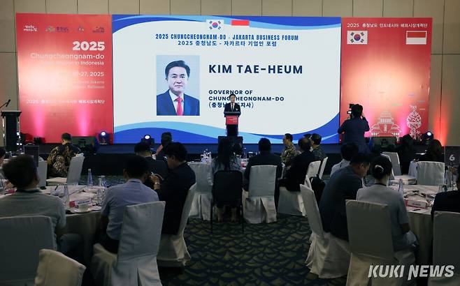 김태흠 충남지사가 26일 자카르타 쉐라톤 호텔에서 열린 ‘2025 충청남도 자카르타 기업인 포럼’에 참석해 충남 기업의 우수 제품과 기술력을 소개하고 있다. 충남도