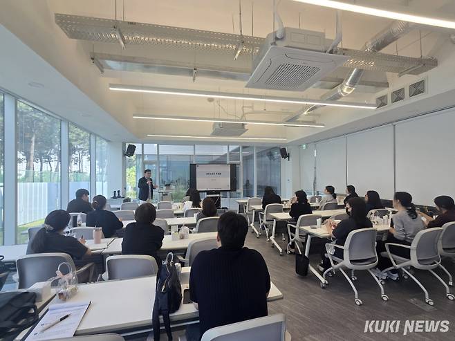 충남교육청은 26일 홍성 공감마루에서 ‘2025 유아생존수영교육 이끎유치원 업무담당자 배움자리’를 개최했다.&nbsp;