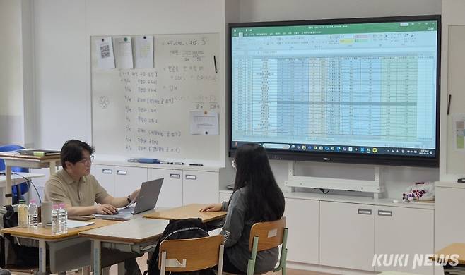 충남교육청진로융합교육원은 지난 24일 논산고등학교, 서일고등학교, 온양여자고등학교, 충남진로진학상담센터(서산) 4곳에서 학교로 찾아가는 진학상담교실을 운영했다.