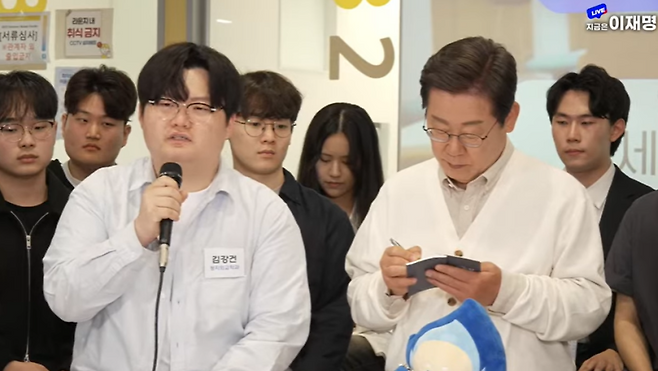 이재명 더불어민주당 후보가 26일 아주대학교 학생들과 간담회를 하고 있다. 유튜브 델리민주 갈무리.