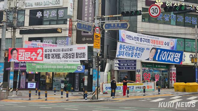 부산 중구 사거리에 제21대 대선 후보들의 현수막이 걸려 있다. 양다경 기자