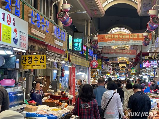 23일 부산진구 부전동에 위치한 부전시장 골목이 인파로 북적거리고 있다. 양다경 기자