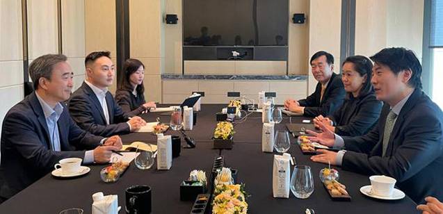 더불어민주당 임문영 선대위 디지털특별위원장이 26일 서울 광화문 포시즌스 호텔에서 챗 GPT 개발사인 미국 오픈AI의 제이슨 권 최고전략책임자(CSO)와 회동하고 있다. 더불어민주당 제공