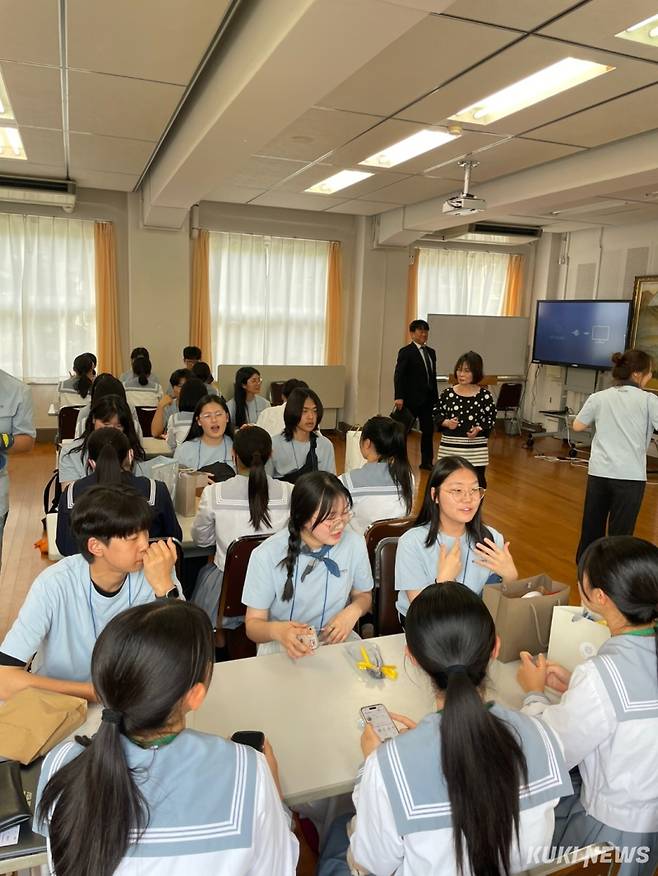 26일 일본 구마모토 소재 타마나 고등학교를 찾은 우리 인문학 기행 3단 학생들이 현지 학생들과 K-문화와 J-문화의 차이에 대해 격의없이 대화를 나누고 있다.